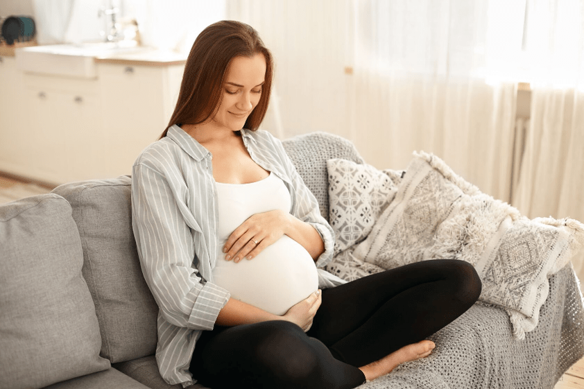 Regular rest will help a pregnant woman relieve back pain in the lumbar region